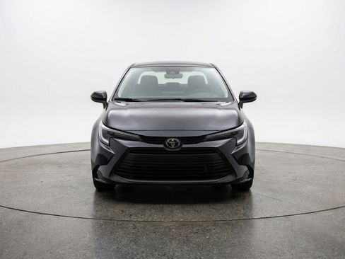 Used 2025 Toyota Corolla LE image 2