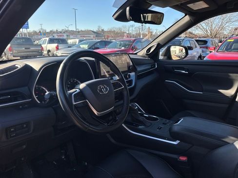Used 2023 Toyota Highlander XSE image 16