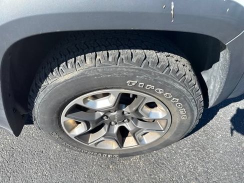 Used 2019 Jeep Cherokee Trailhawk AWD/4WD image 3