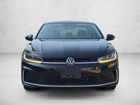 Used 2025 Volkswagen Jetta SE FWD image 2