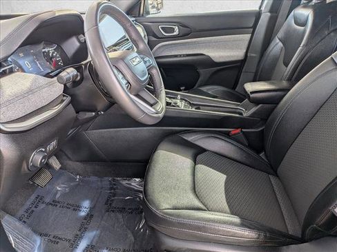Used 2024 Jeep Compass Latitude image 11