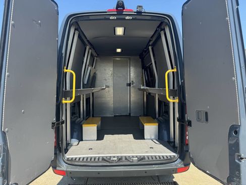 Used 2018 Mercedes-Benz Sprinter 2500 image 18