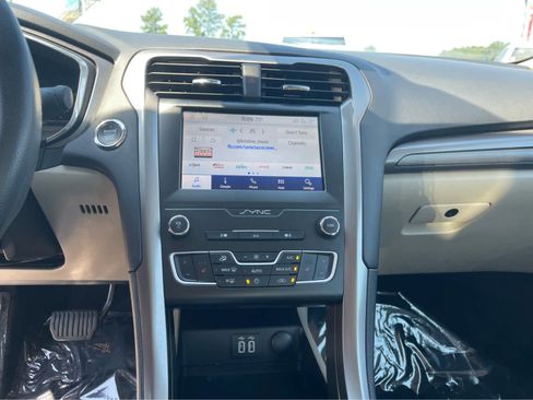 Used 2020 Ford Fusion SE AWD/4WD image 15