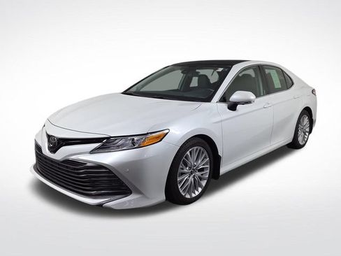 Used 2019 Toyota Camry XLE w/ Driver Assist Package FWD image 2