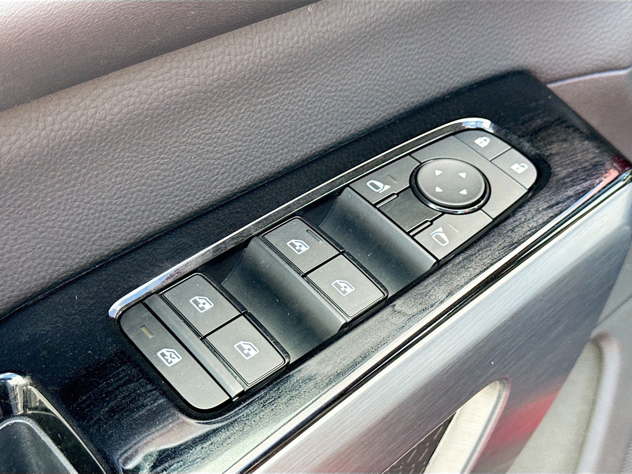Used 2024 Nissan Pathfinder SL FWD image 9