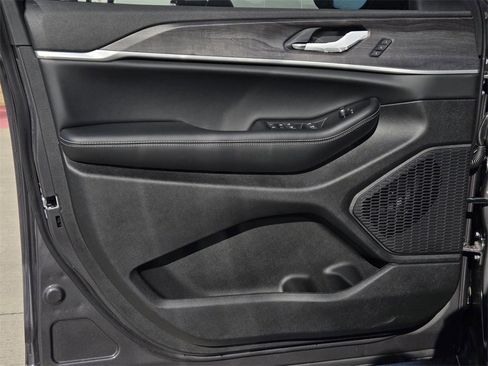 New 2025 Jeep Grand Cherokee Limited image 16