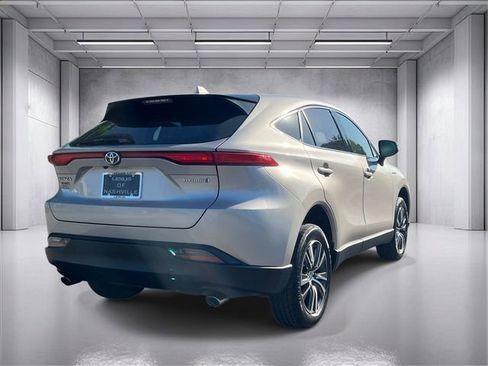 Used 2021 Toyota Venza LE image 3