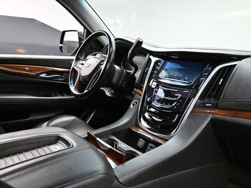 Used 2019 Cadillac Escalade Luxury AWD/4WD image 14