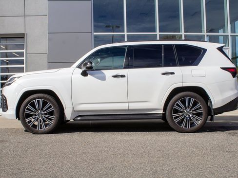 Used 2024 Lexus LX 600 4WD w/ Luxury Package image 7