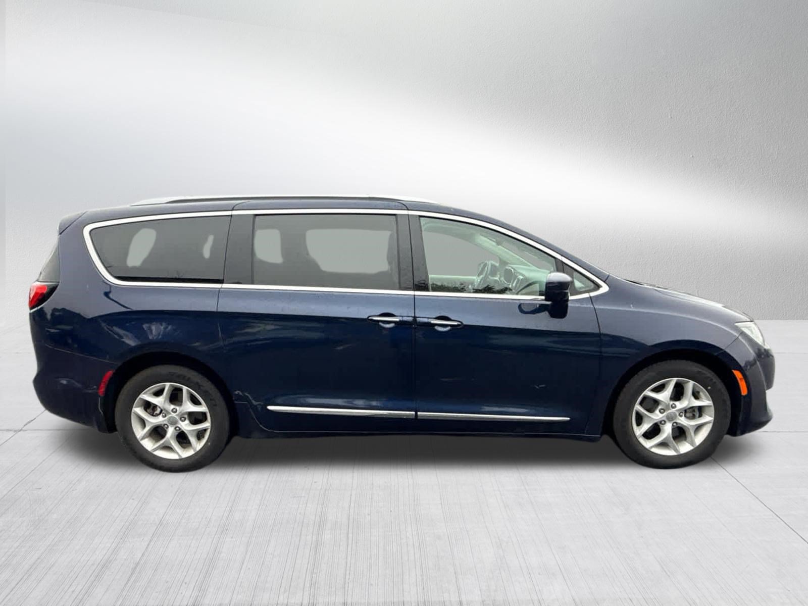 Used 2017 Chrysler Pacifica Touring-L Plus w/ Advanced Safetytec Group FWD image 4