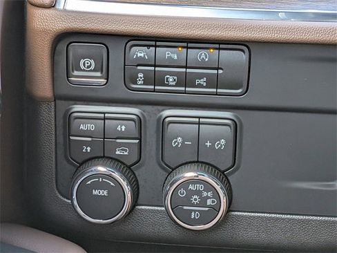 Used 2025 Chevrolet Tahoe High Country image 29