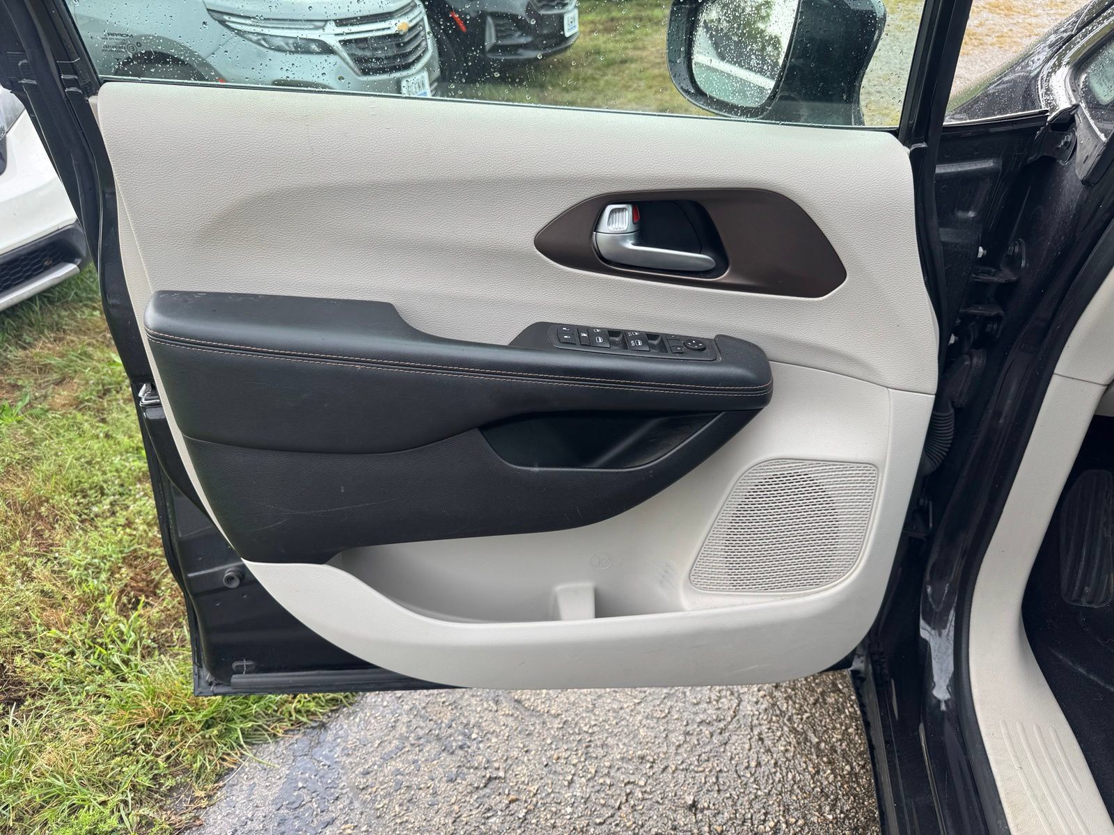 Used 2018 Chrysler Pacifica Touring-L FWD image 11