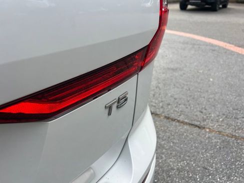 Used 2019 Volvo XC60 T5 Momentum w/ Multimedia Package image 31