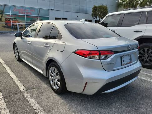 Used 2022 Toyota Corolla LE image 4
