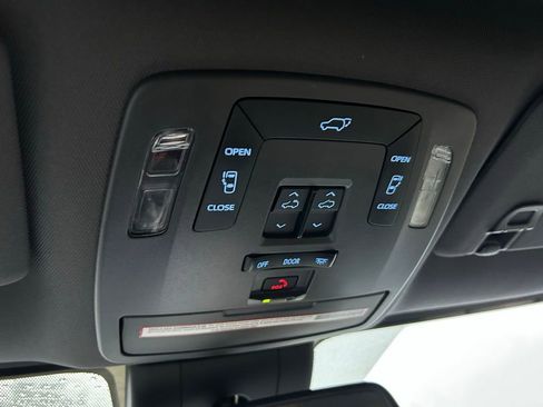 Used 2021 Toyota Sienna XLE image 31