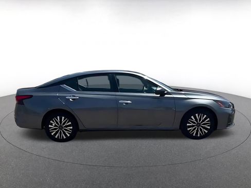 Used 2025 Nissan Altima 2.5 SV FWD image 14