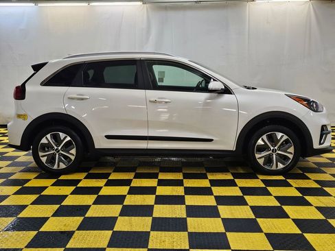 Used 2022 Kia Niro EX image 2