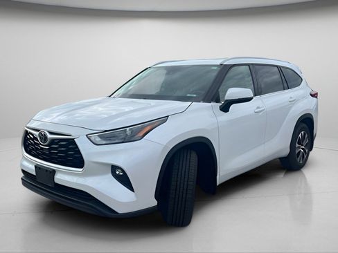 Used 2022 Toyota Highlander XLE AWD/4WD image 15