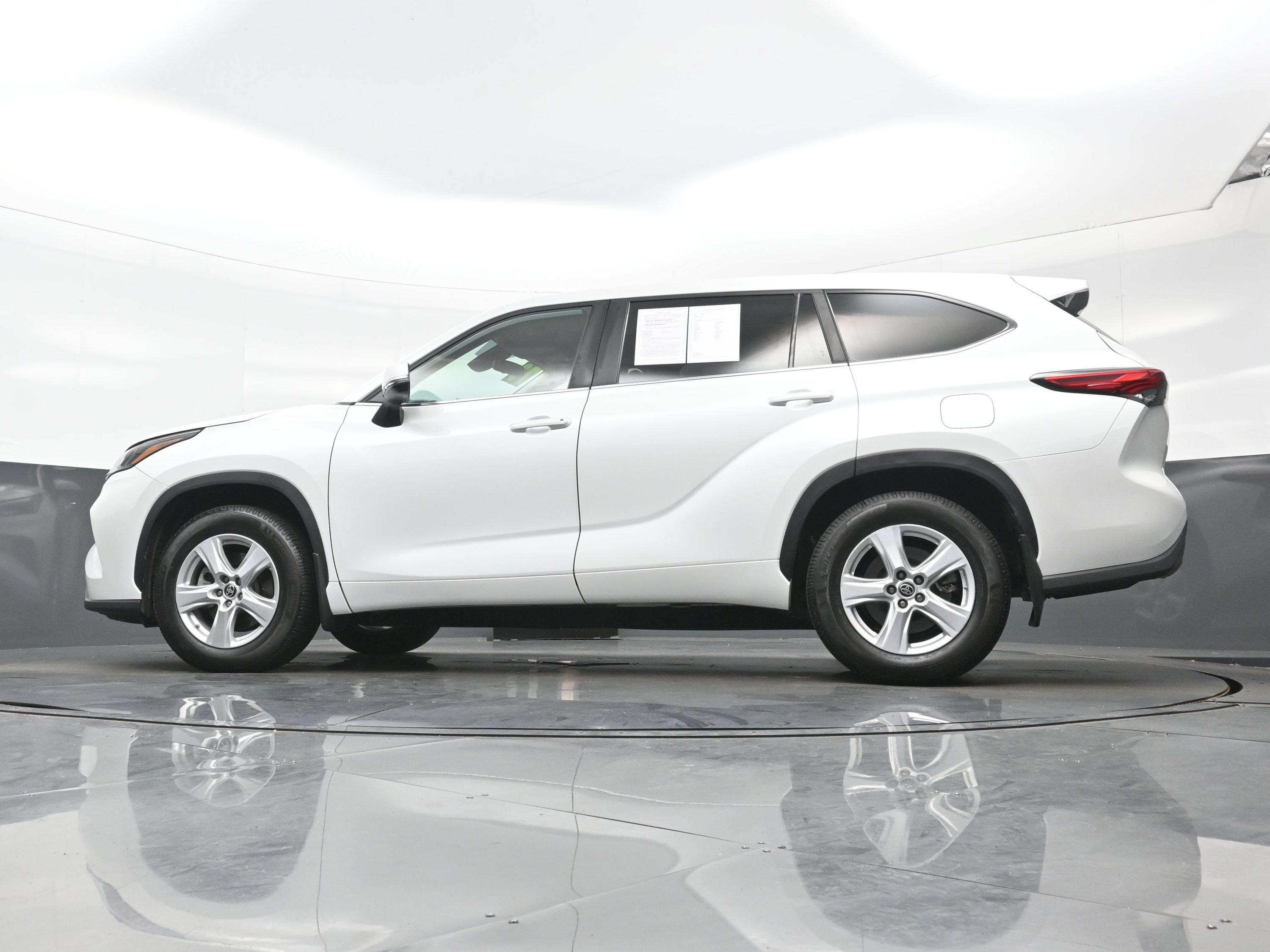 Used 2023 Toyota Highlander L AWD/4WD image 27