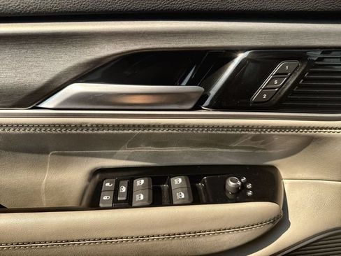 Used 2025 Jeep Wagoneer 4WD image 13
