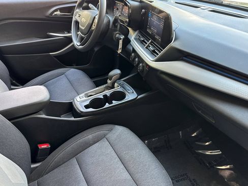 Used 2024 Chevrolet Trax LS w/ LS Convenience Package FWD image 19