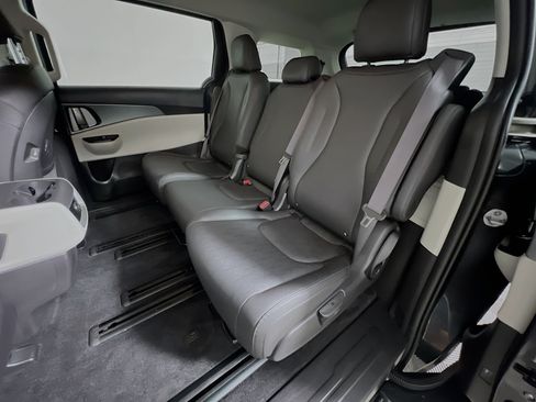 Used 2024 Kia Carnival LX FWD image 29