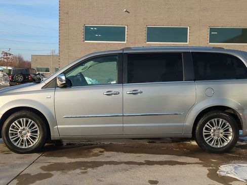 Used 2014 Chrysler Town & Country Touring-L image 2