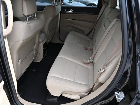 Used 2019 Jeep Grand Cherokee Laredo AWD/4WD image 23