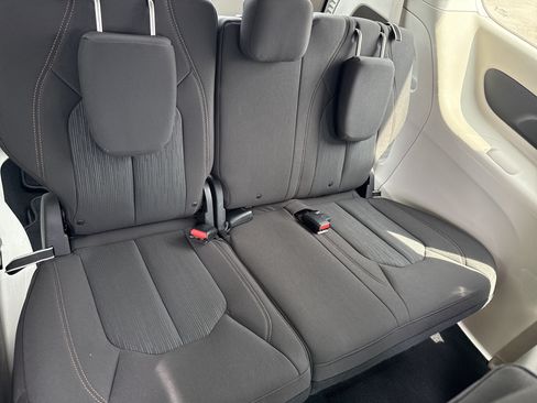 Used 2019 Chrysler Pacifica Touring Plus w/ Advanced Safetytec Group FWD image 16