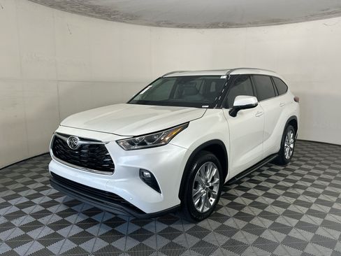 Used 2022 Toyota Highlander Limited FWD image 7