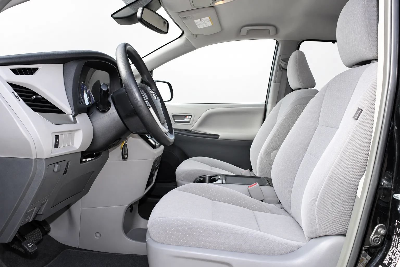 Used 2018 Toyota Sienna LE w/ Carpet Mat Package FWD image 11