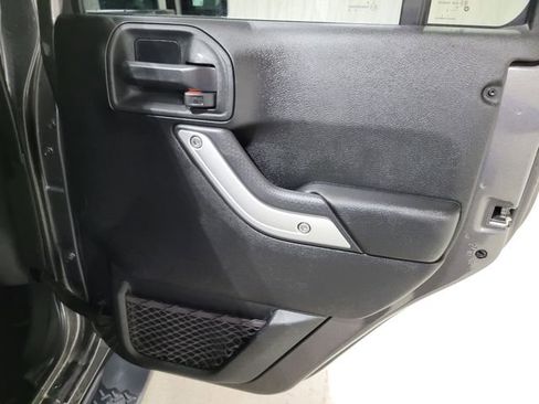 Used 2018 Jeep Wrangler Unlimited Sahara w/ Connectivity Group image 47