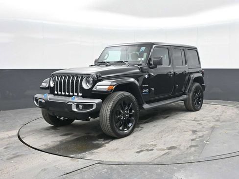 Used 2023 Jeep Wrangler Unlimited Sahara w/ Cold Weather Group AWD/4WD image 4