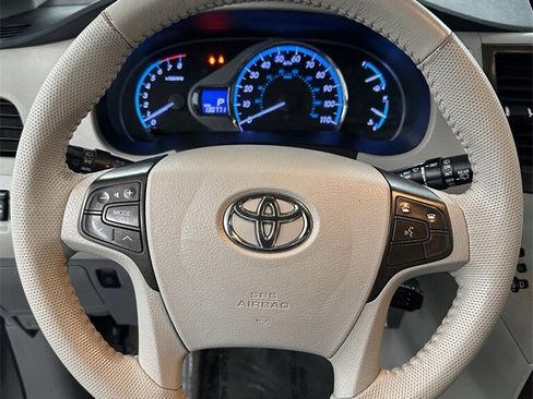 Used 2014 Toyota Sienna XLE image 17