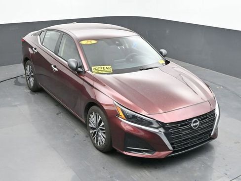 Used 2025 Nissan Altima 2.5 SV FWD image 15