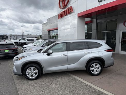 Used 2023 Toyota Highlander LE FWD image 3