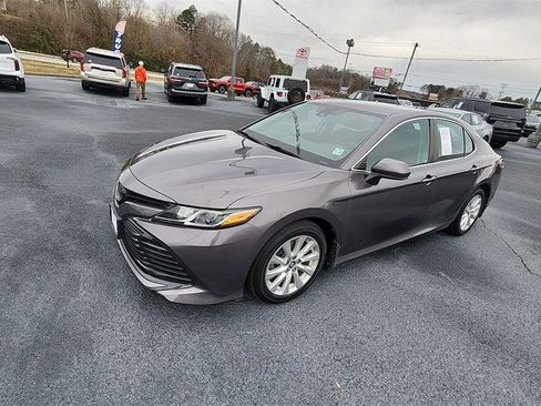 Used 2019 Toyota Camry LE image 4