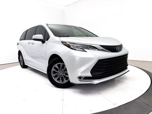 Used 2023 Toyota Sienna XLE w/ Protection Package (TMS) FWD image 1