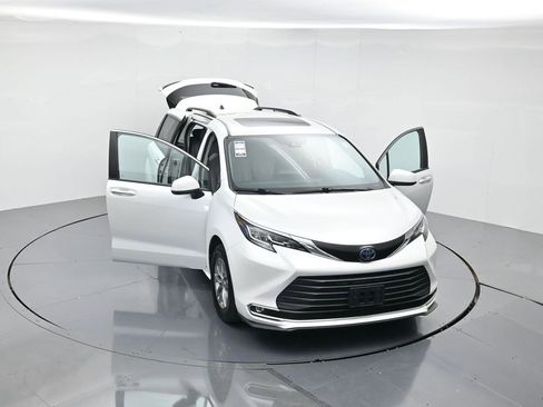 Used 2022 Toyota Sienna XLE image 44