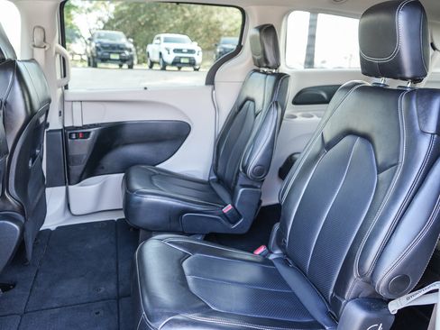 Used 2024 Chrysler Pacifica Touring-L image 18