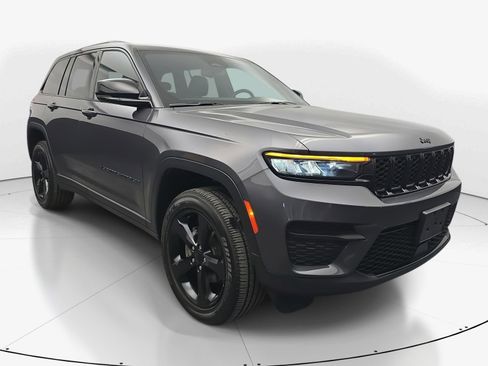 Used 2023 Jeep Grand Cherokee Altitude AWD/4WD image 2