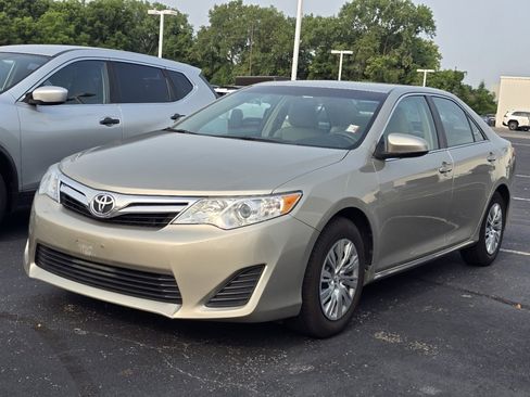 Used 2014 Toyota Camry LE FWD image 3