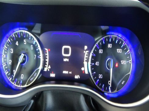 Certified 2025 Chrysler Pacifica Select FWD image 23