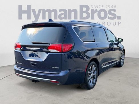Used 2018 Chrysler Pacifica Limited w/ Tire & Wheel Group FWD image 3