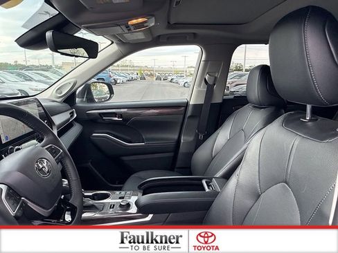 Used 2025 Toyota Highlander Limited AWD/4WD image 25