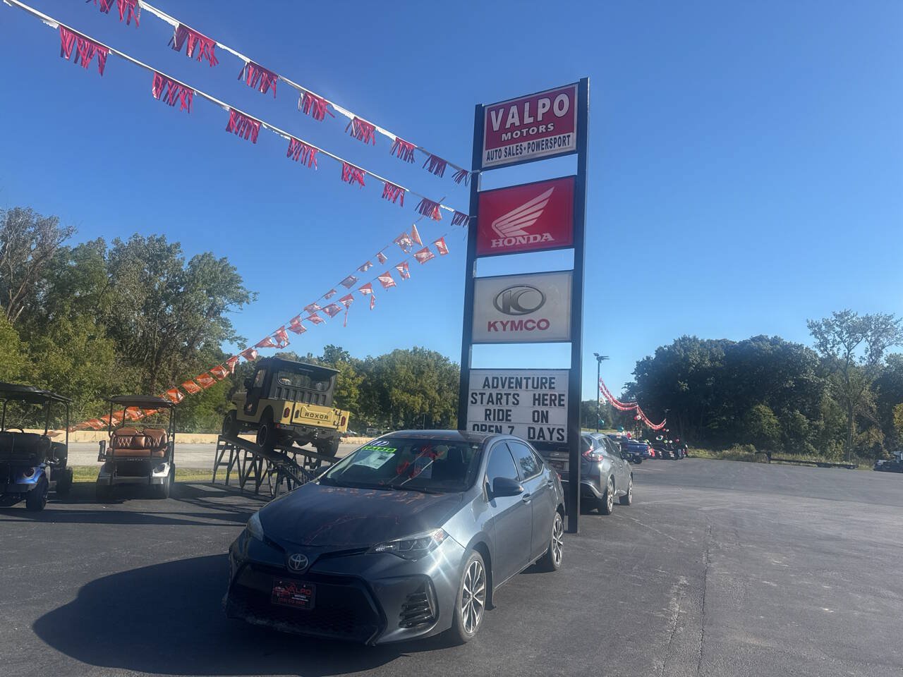 Used 2017 Toyota Corolla SE w/ Carpet Mat Package (TMS) FWD image 2