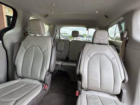 Used 2017 Chrysler Pacifica Touring-L Plus w/ Advanced Safetytec Group FWD image 6