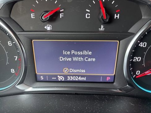 Used 2023 Chevrolet Traverse LT image 3