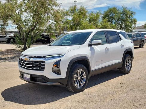 Used 2026 Chevrolet Equinox LT w/ Safety and Technology Package FWD image 4
