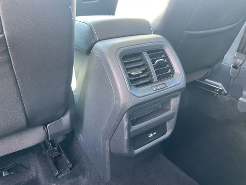 Used 2024 Volkswagen Taos SE image 29